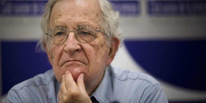 Les États-Unis «courent vers le précipice», avertit Noam Chomsky