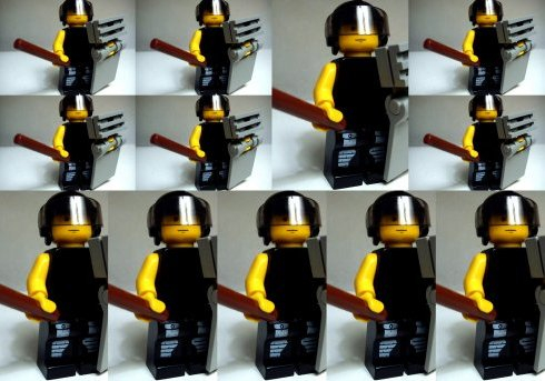 Montage photo reprenant la même image d'une figurine Lego en habit de policier anti-émeute.