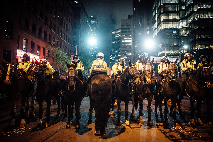 Groupe de policiers à cheval.