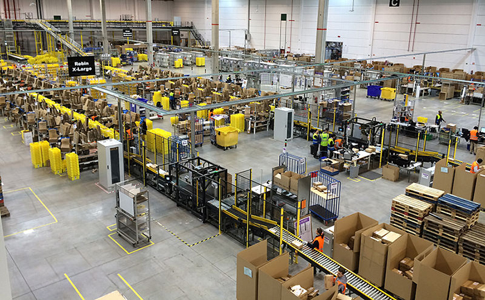 Photo de l'intérieur d'un entrepôt d'Amazon.