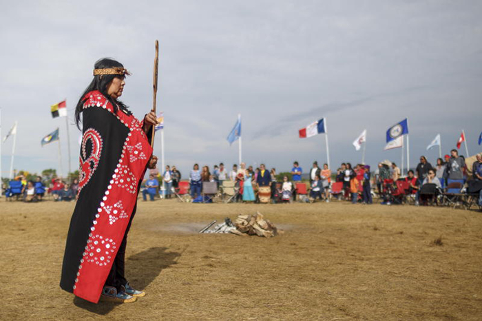 Photo. Une cérémonie au Sacred Stone Camp, dans le Dakota du Nord, en 2016, lors d’un rassemblement pour protester contre la construction d’un pipeline.