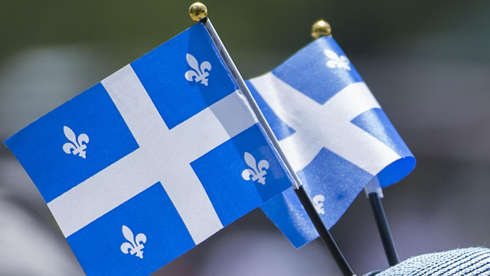 Photo de drapeaux du Québec.