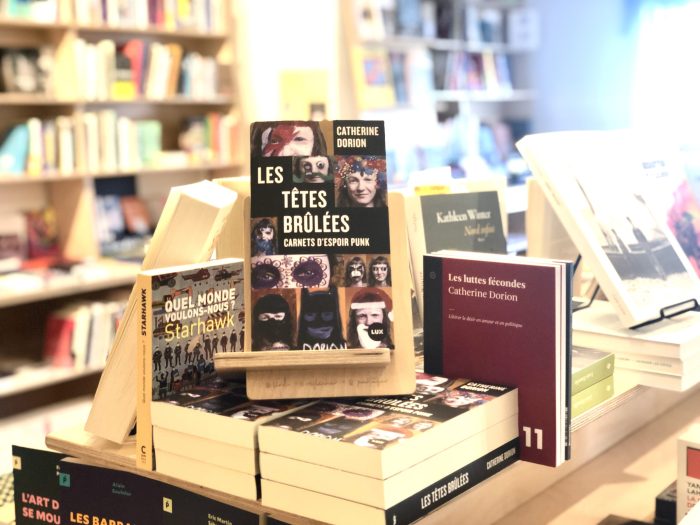 Photo d'un exemplaire du livre «Les têtes brûlées» parmi d'autres livres dans une librairie.