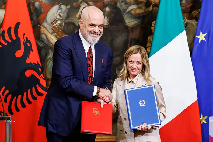 Photo. Le premier ministre albanais Edi Rama sert la main de la première ministre italienne Giorgia Meloni dans un contexte protocolaire.