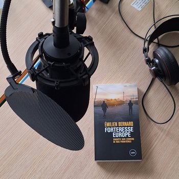 Photo du livre «Forteresse Europe» à côté d'un micro de radio.