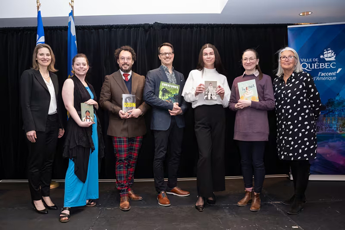 Photo des cinq lauréats du Prix littéraire de la Ville de Québec.