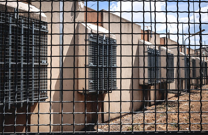 Photo des fenêtres de cellules à travers les barreaux d'un couloir du centre pénitentiaire de Perpignan.