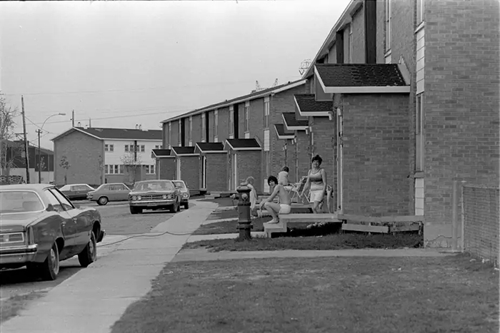 Photo de la rue Hallé dans les années 1970.