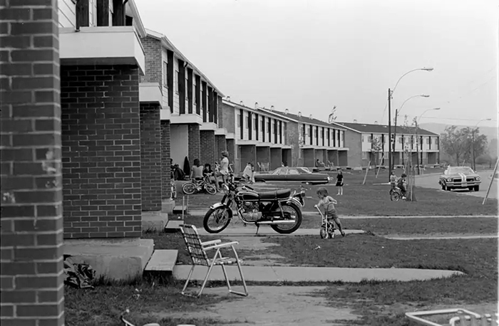 Scène de vie quotidienne dans le quartier Duberger de Québec, en 1974.