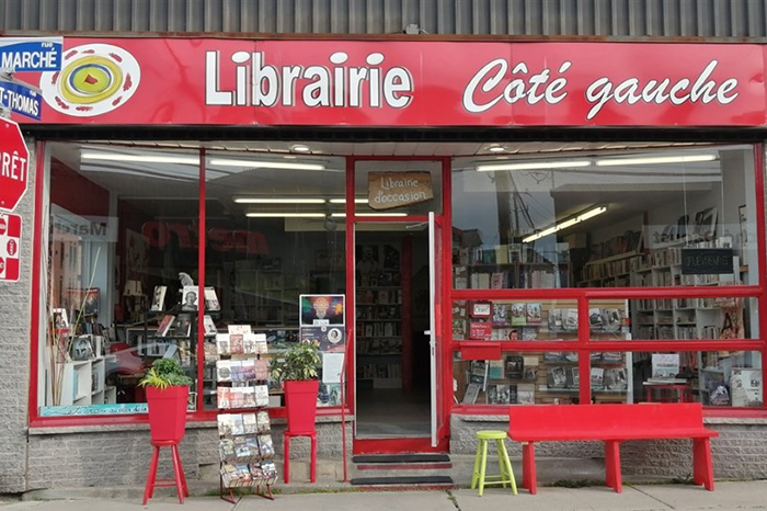 Photo de la devanture de la librairie Coté gauche.
