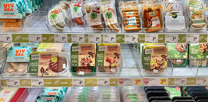 Photo de produits véganes dans un supermarché.