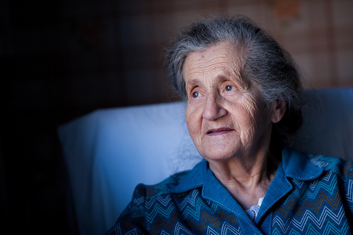 Portrait photo d'une femme âgée.