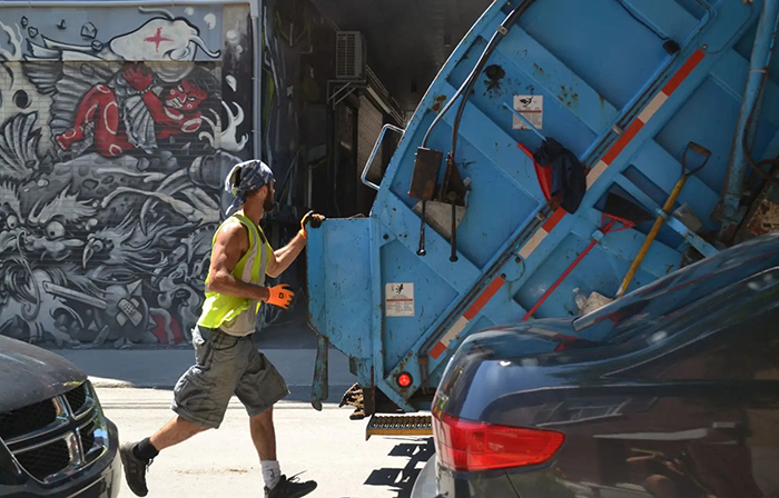 Photo de Simon Paré-Poupart courant derrière un camion à ordures.