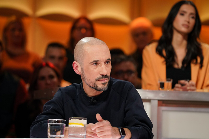 Photo de Jean-Philippe Pleau sur le plateau de «Tout le monde en parle».