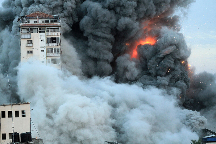 Photos couleurs d'une grosse explosion dans un quartier avec des tours à logements.