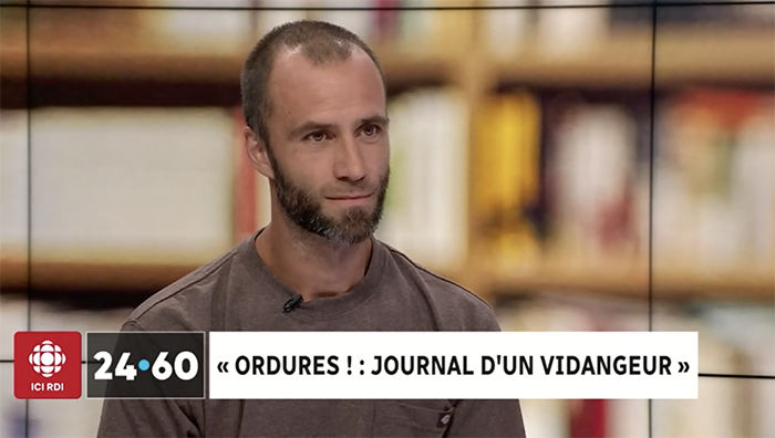 Photo de Simon Paré-Poupart dans un studio de télévision.