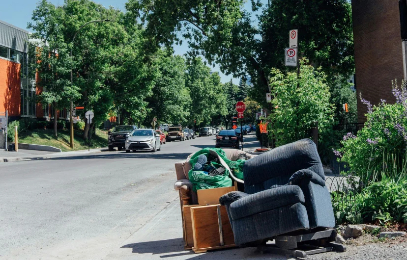 Photo de déchets déposés sur le bord d'une rue montréalaise.