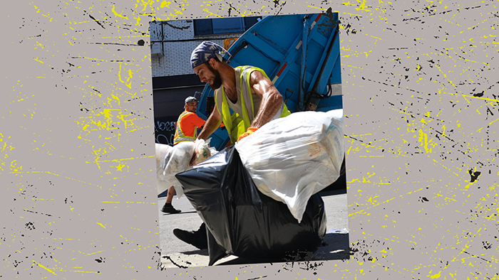 Photo de Simon Paré-Poupart ramassant des sacs de déchets devant un camion de poubelles.