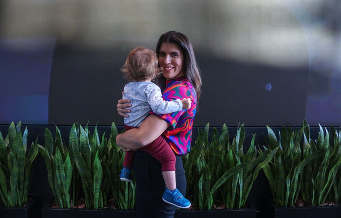 Photo d'une femme tenant un jeune enfant dans ses bras.