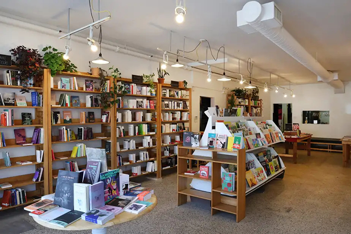 Photo de l'intérieur d'une librairie.