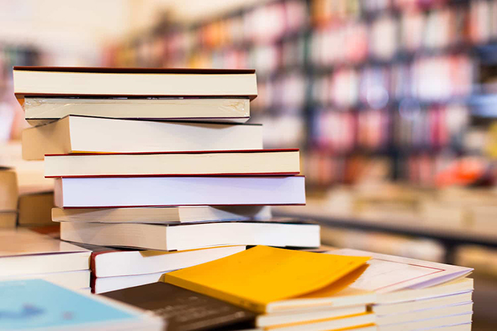 Photo d'une pile de livres.