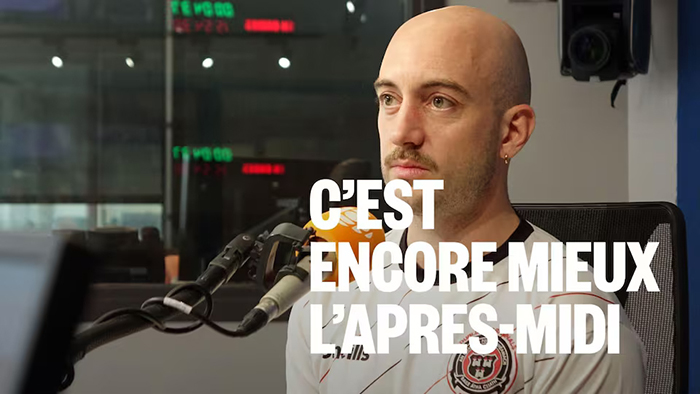 Photo de Thibault Prévost dans un studio de radio.