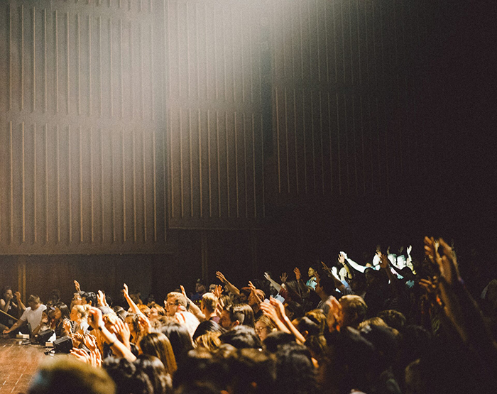 Photo d'une foule dans un auditorium.