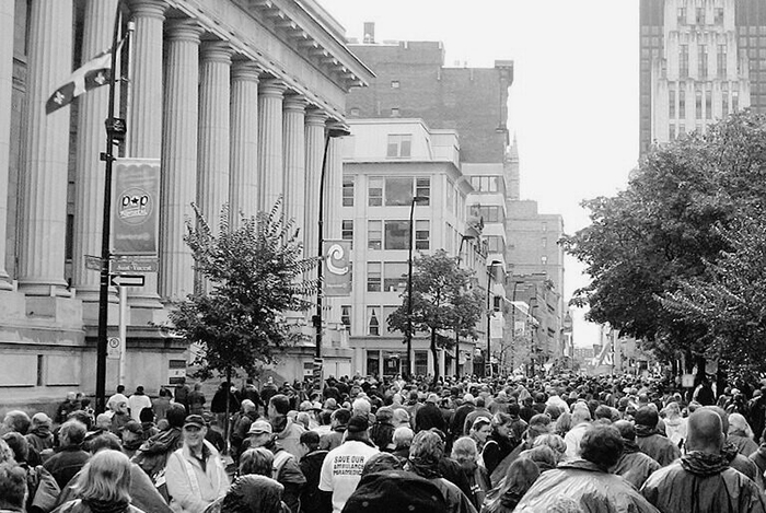 Photo d'une manifestation sur la rue Sherbrooke à Montréal.