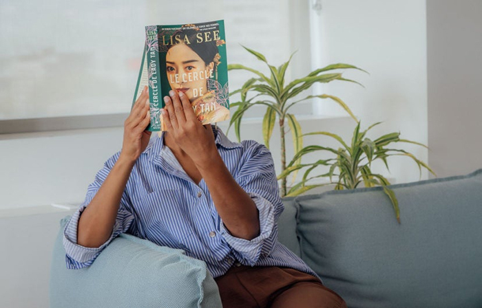 Photo d'une femme lisant un livre.