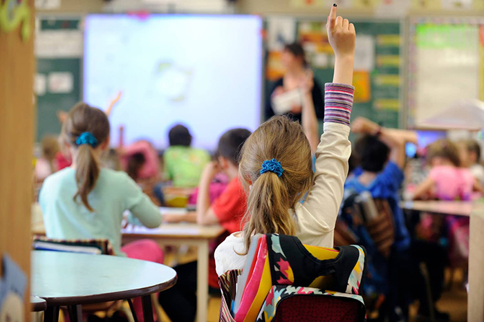 Photo d'une salle de classe remplie d'enfants.