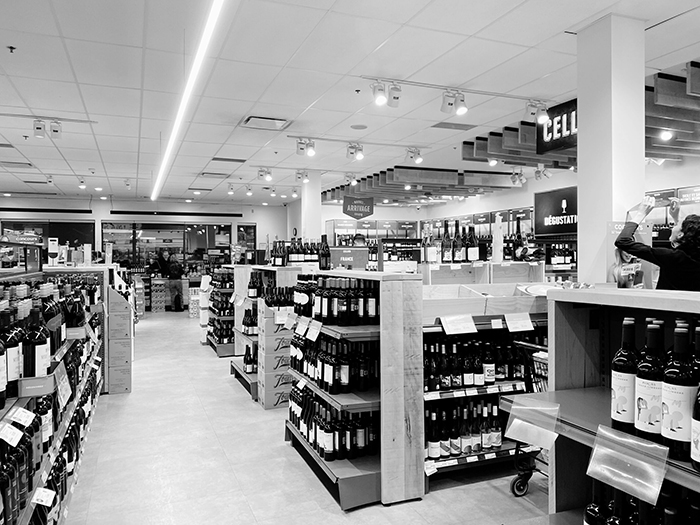 Photo de l'intérieur d'une succursale de la SAQ.