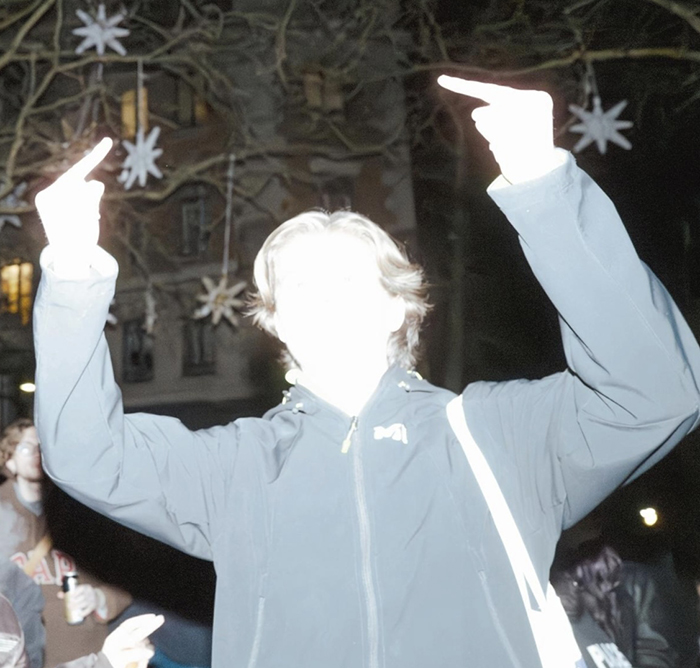 Photo d'un manifestant faisant deux doigts d'honneur.