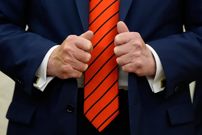 Photo des poings fermés de Donald Trump.