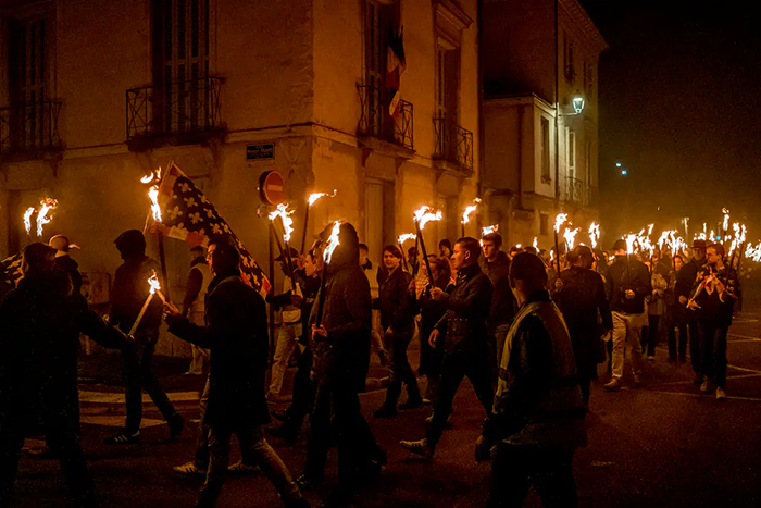 Photo du défilé de militants du groupuscule identitaire d’extrême droite Des Tours et des Lys à Tours, le 8 novembre 2025.