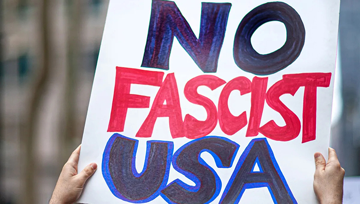 Photo d'une pancarte dans une manifestation où il est écrit «No fascist USA».
