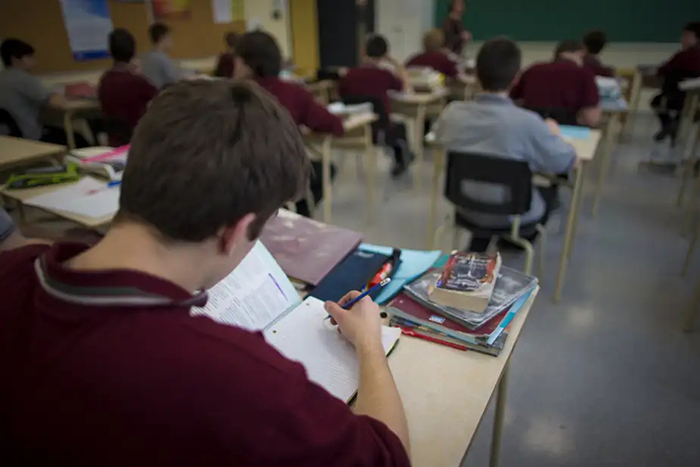 Photo d'une salle de classe.