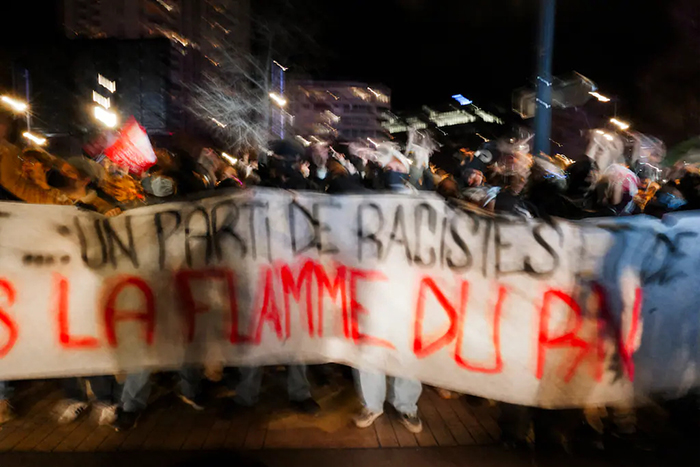 Photo de manifestants tenant une banderole.