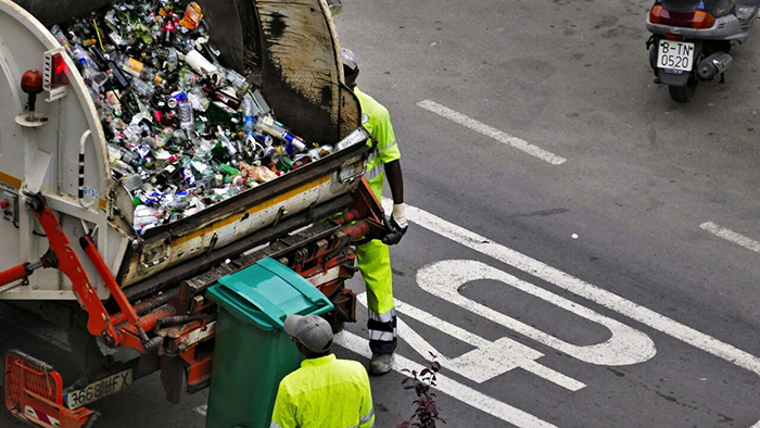 Photos d'éboueurs en Europe remplissant la benne d'un camion à ordures.