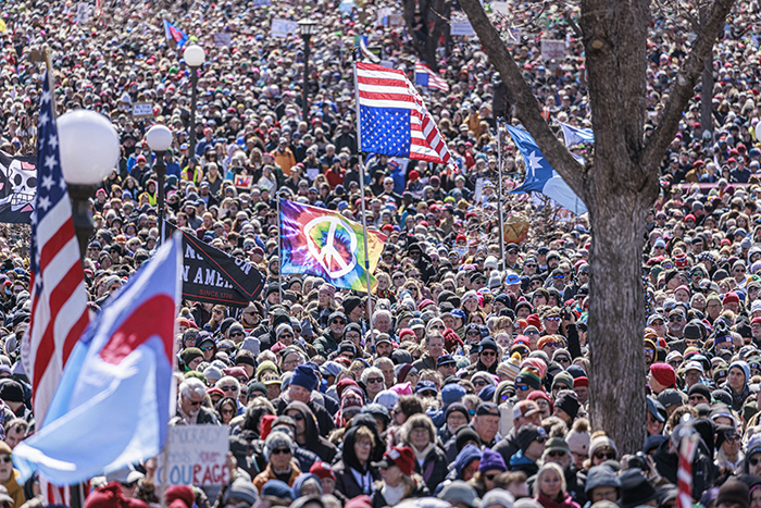 Photo d'une foule lors d'une manifestation aux États-Unis.