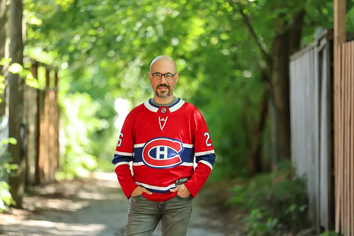 Portrait photo de Jean-Philippe Pleau portant un gilet des Canadiens.