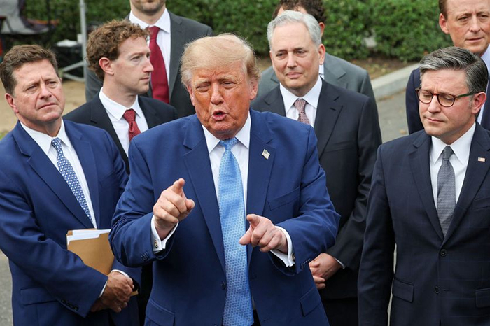 Photo de Donald Trump, entouré d'autres hommes, s'adressant à la presse.
