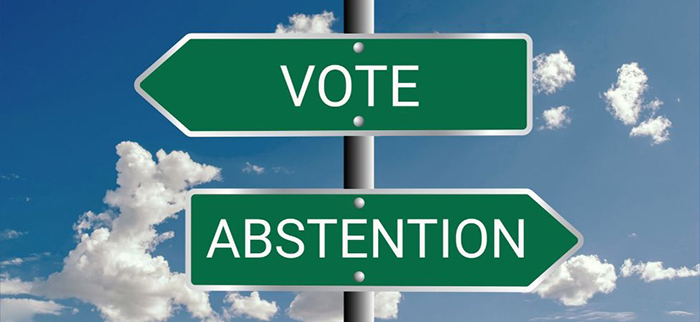 Illustration montrant deux panneaux pointant dans des directions opposées. Sur l'un, il est écrit «vote» et sur l'autre, «abstention».