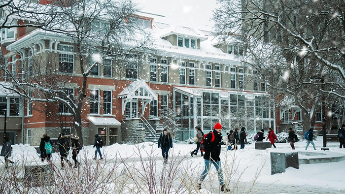 Photo de jeunes devant une école.